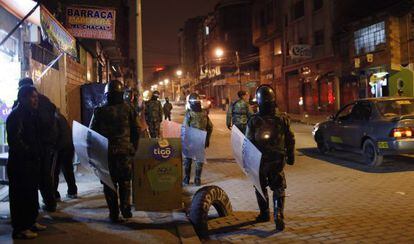 Militares patrullan en una calle de El Alto.