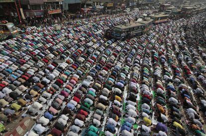 Primer día de la segunda fase de una de las mayores congregaciones musulmanas del mundo que se celebre a orillas del río Turag en las afueras de Dacca, Bangladesh.