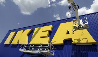 Operarios colocan un cartel de Ikea en su tienda