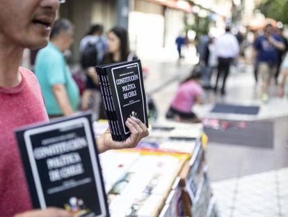 Un vendendor callejero ofrece ejemplares de la Constitución de Chile en el centro de Santiago. / SEBASTIÁN UTRERAS