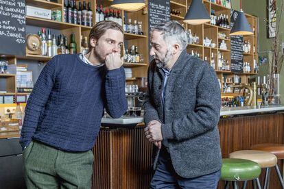El actor Daniel Brühl y Atilano González tienen un restaurante de comida española en Berlín. El local, llamado Bar Raval, se encuentra en el moderno barrio de Kreuzberg.
