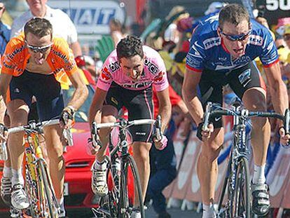 De izquierda a derecha, Haimar Zubeldia, Joseba Beloki y Lance Armstrong disputan un <i>sprint</i> en el Tour 2003.