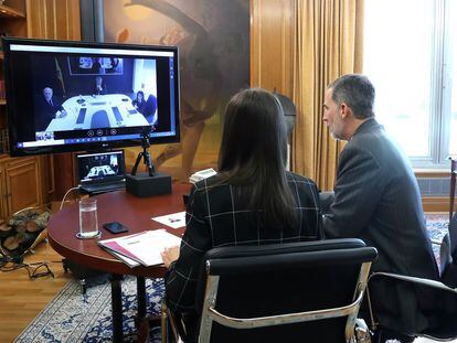 Videoconferencia de los Reyes con el presidente de Aena, Maurici Lucena.