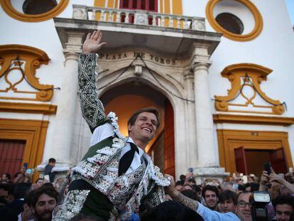 El Juli sale a hombros de la Maestranza.