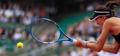 Muguruza devuelve la pelota durante el partido contra Sharapova.