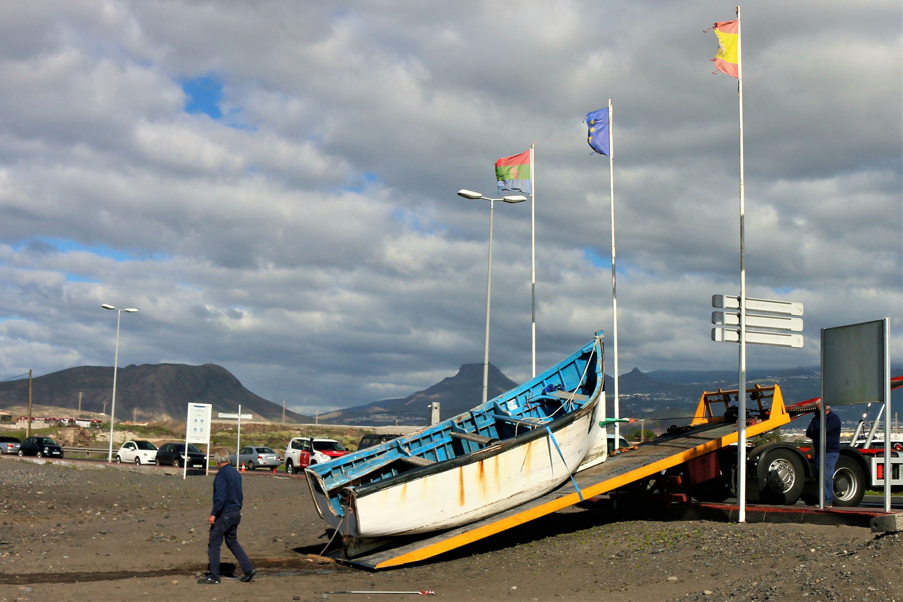 Imagen tomada el 15 de enero de 2021 en la que se muestra la retirada de una patera que llegó a la playa de Las Galletas, al sur de Tenerife. Esta tarea corre a cargo del ayuntamiento local.