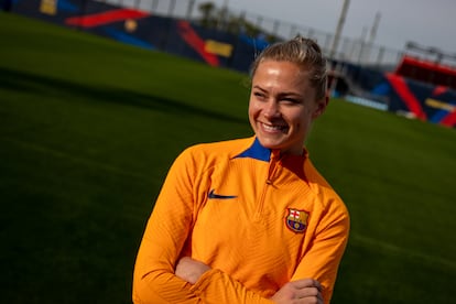 Fridolina Rolfö posa para EL PAÍS en la Ciudad Deportiva del Barcelona.