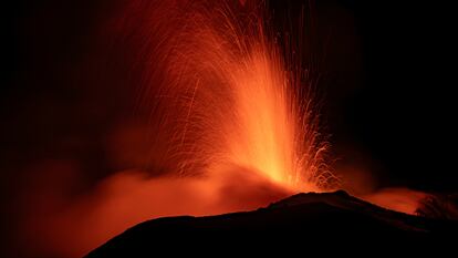 El Etna, el volcán más activo de Europa, ilumina el cielo nocturno con sus erupciones, Italia, 14 de agosto de 2023.