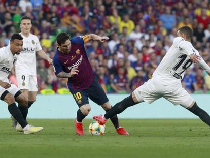 Messi davant de Rodrigo i Coquelín a la final del Sevilla davant del València.