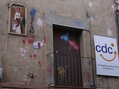 La sede de CDC de Sabadell pintada.