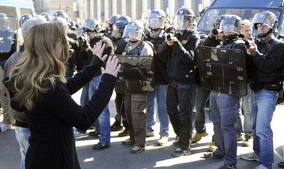 Una estudiante protesta ante agentes de la policía francesa en Lyon.