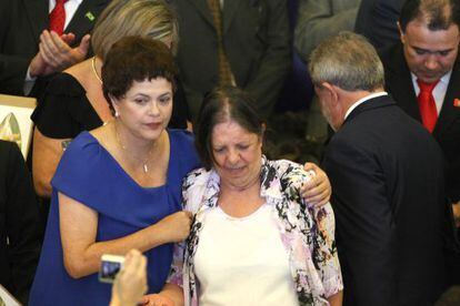 Romeu, entre Rousseff y Lula durante la entrega del premio a los Derechos Humanos de 2009.