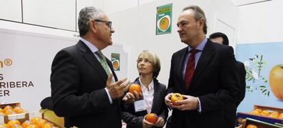 El presidente de la Generalitat hoy con una de las firmas valencianas que exponen en Berlín.