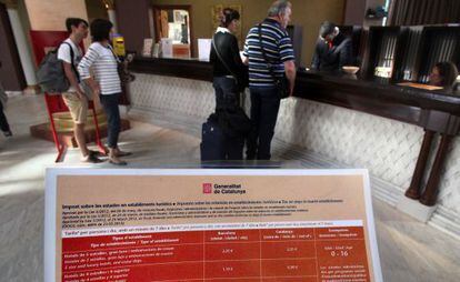 Un impreso advierte de las condiciones de la tasa de pernoctación turística en el hotel Palas Pineda de Vila-seca.