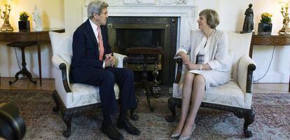 La nueva primera ministra brit&aacute;nica, Theresa May (d), y el secretario de Estado de EEUU, John Kerry, conversan durante su reuni&oacute;n en Downing Street en Londres, hoy, 19 de julio de 2016. 
