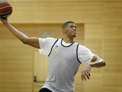 Tavares, en su primer entrenamiento con el Madrid