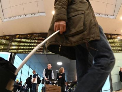 Viajeros caminan por la terminal 2 del Aeropuerto Adolfo Suarez-Barajas en Madrid.