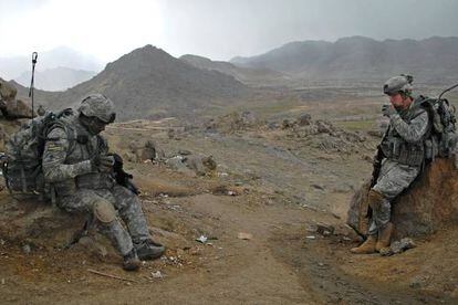 Dos soldados cerca de una base en Zabul, Afganistán.