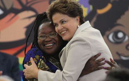 Rousseff abraza a la presidenta de la federaci&oacute;n de empleadas del hogar.