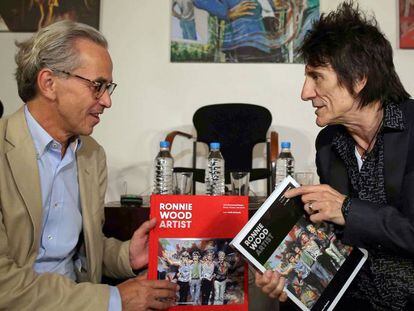 Guigon y Wood, durante la presentaci&oacute;n del libro del m&uacute;sico y pintor.