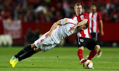 Krychowiak pugna con Muniain.