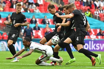 El jugador inglés Raheem Sterling (2-i) cae ante varios jugadores de Alemania, durante el partido de los octavos de final de la Eurocopa 2020 entre Inglaterra y Alemania 