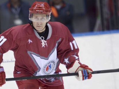 Vlad&iacute;mir Putin, en un partido de hockey hielo en Sochi. 