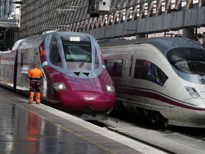 Trenes de alta velocidad de Renfe en la estación madrileña de Atocha.