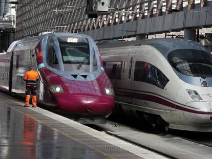 Trenes de alta velocidad de Renfe en la estación madrileña de Atocha.