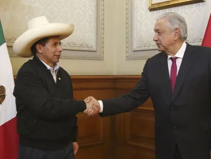 El presidente de Perú, Pedro Castillo, y el de México, Andrés Manuel López Obrador, durante un encuentro el 17 de septiembre de 2021.