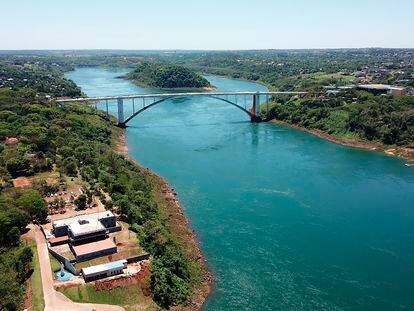 El Puente de la Amistad sobre el río Paraná, entre Brasil y Paraguay.