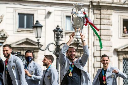 El capitán de la selección italiana de fútbol, ​​Giorgio Chiellini, levanta el trofeo del Campeonato de Europa a su llegada al Palacio del Quirinal, en Roma, para reunirse con el presidente italiano, Sergio Mattarella, tras ganar a Inglaterra en la final celebrada en Londres.