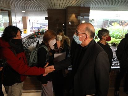 Miembros de la asociación ANIR se abrazan en el acto de recibimiento a víctimas de abusos sexuales cometidos en el seno de la Iglesia católica, en la sede de la Conferencia Episcopal Española, en marzo.
