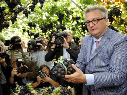 Laurent de B&eacute;lgica en una jornada de vendimia en la localidad de Overijse, en 2009. 