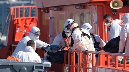 Personal de emergencias en el puerto de Arguineguín (Gran Canaria) recoge un cadáver recuperado del naufragio de una patera en el Atlántico el pasado abril.