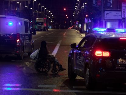 Vehículos de la Policía Nacional en el centro de Madrid, tras el toque de queda.