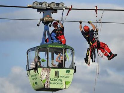 Una de las 32 telecabinas quedó atascada al cableado de una torre. Los servicios de emergencia trabajaron durante más de cinco horas