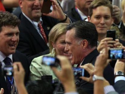 Mitt Romney saluda a los asistentes a la Convención antes de pronunciar su discurso de aceptación.