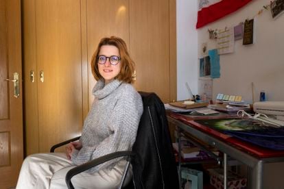 Jeni Vivó licenciada en Magisterio y que fué tutelada por la Generalitat Valenciana, fotografiada en su domicilio de una localidad de Castellón.