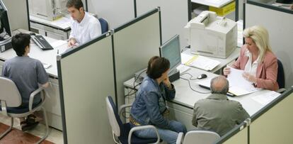 Trámites de la renta en una oficina de la Agencia Tributaria.
