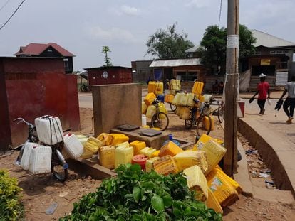 Bidones de agua vacíos en torno a un grifo al que no llega agua potable, al norte de Buyumbura, la capital económica de Burundi, este mes de octubre.