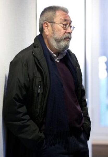 El secretario general de UGT, Cándido Méndez, momentos antes de la entrevista que ha ofrecido hoy, junto al secretario de CCOO, Ignacio Fernández Toxo, en el programa Hoy por Hoy de la Cadena SER.