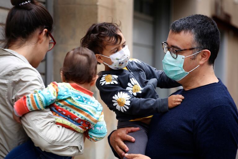 Padres con niños, en una calle de Terrassa el pasado día 10.