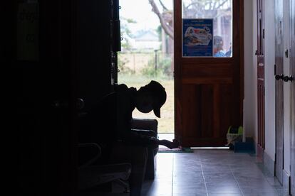 La doctora Vanny Keopaseuth ve a unos tres o cuatro pacientes al día en la consulta de salud sexual para jóvenes del hospital provincial de Odoumxay, al norte de Laos. Un chico de 20 años espera a ser atendido porque ha mantenido relaciones sexuales inseguras después de haber bebido demasiado alcohol, relata.