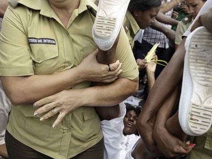 Miembros de las Damas de Blanco son arrestadas por la Polic&iacute;a tras una marcha en La Habana (Cuba).