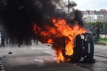 Un vehículo quemado durante los disturbios en Nantes. 
