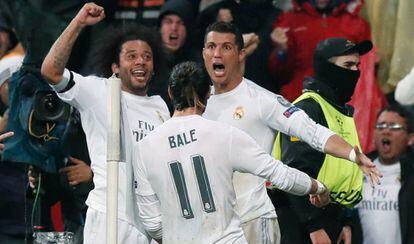 Cristiano Ronaldo celebra su tercer gol junto a Bale y Marcelo.