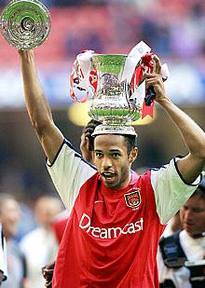 El delantero del Arsenal Henry celebra la Copa ganada al Chelsea.