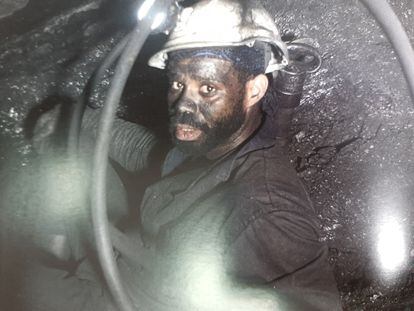Un minero de origen caboverdiano en una mina de carbón de la cuenca minera de León. La fotografía se expone en el Museo Nacional de Antropología como parte de la exposición 'Kabu Verdi: hora di bai'