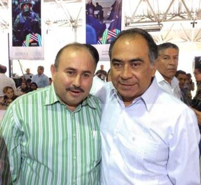 Abel Montúfar (i), junto al gobernador de Guerrero.